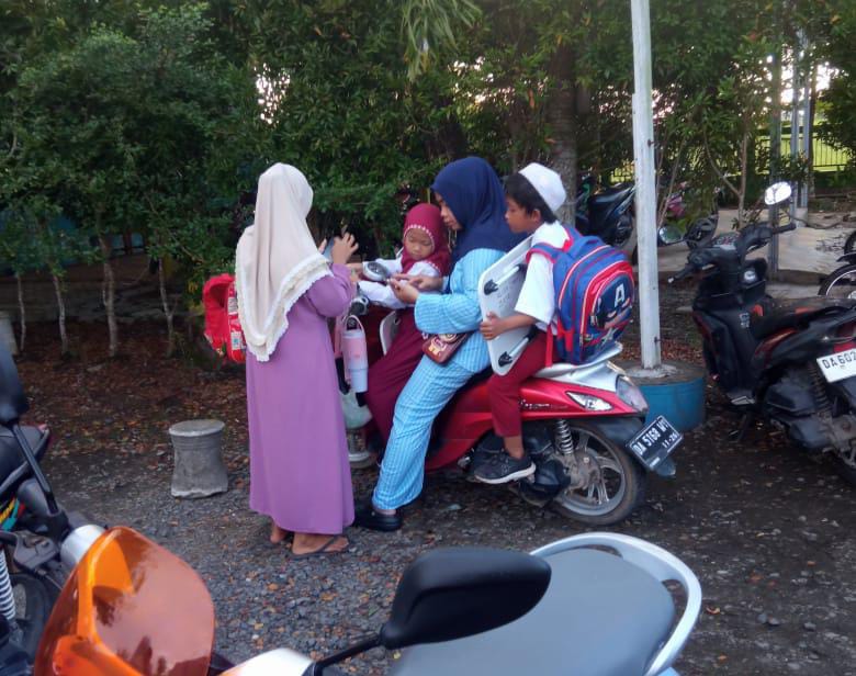 BAWA MEJA: Para siswa SDN 2 Landasan Ulin Utara membawa meja belajar dari rumah karena fasilitas sekolah yang tidak memadai.(SISKA UNTUK RADAR BANJARMASIN)