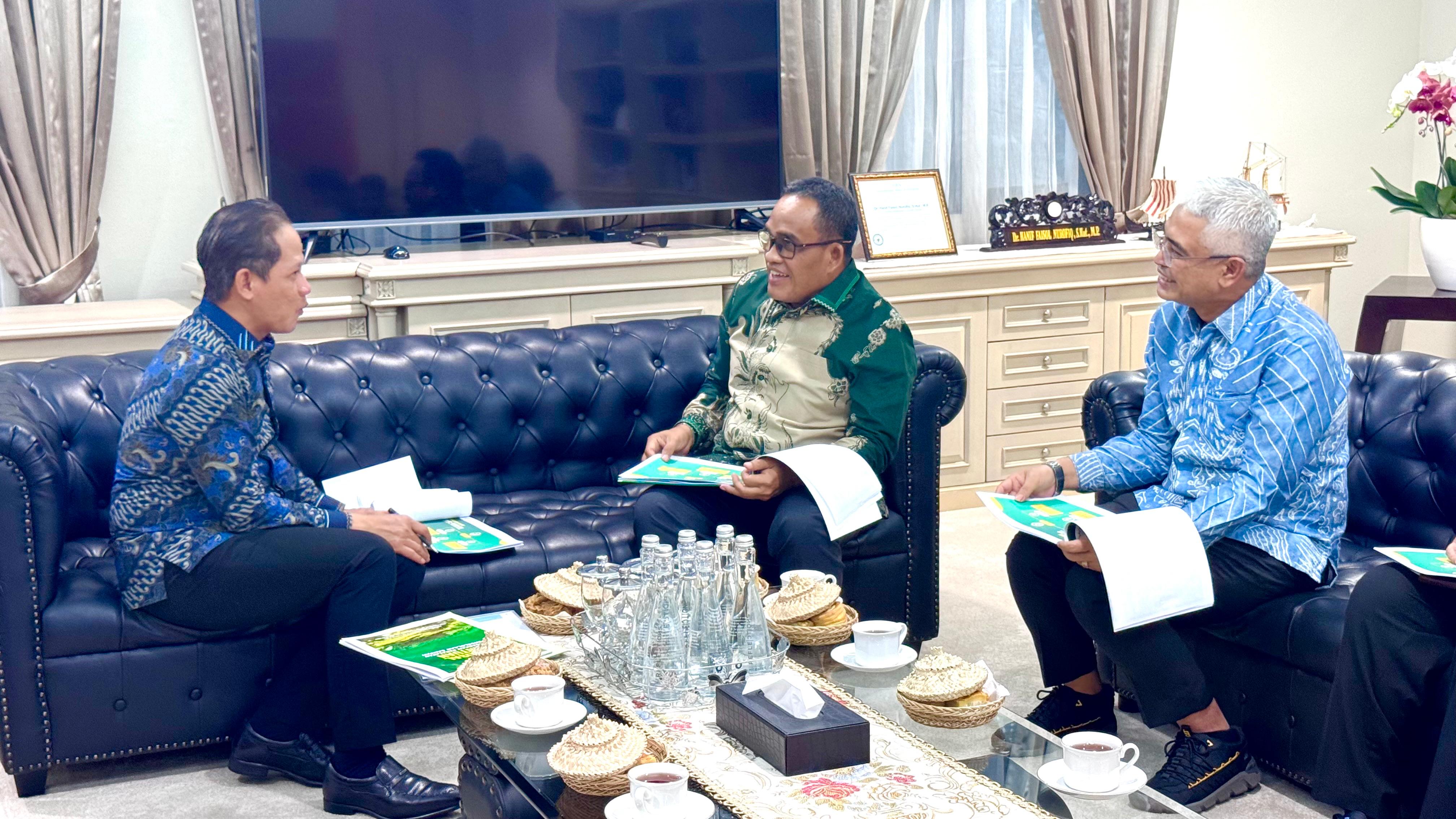 MOMEN: Bupati HSU H Sahrujani (kemeja hijau) saat audiensi dengan Menteri LH Hanif Faisol di Jakarta, Selasa (15/7/2025).