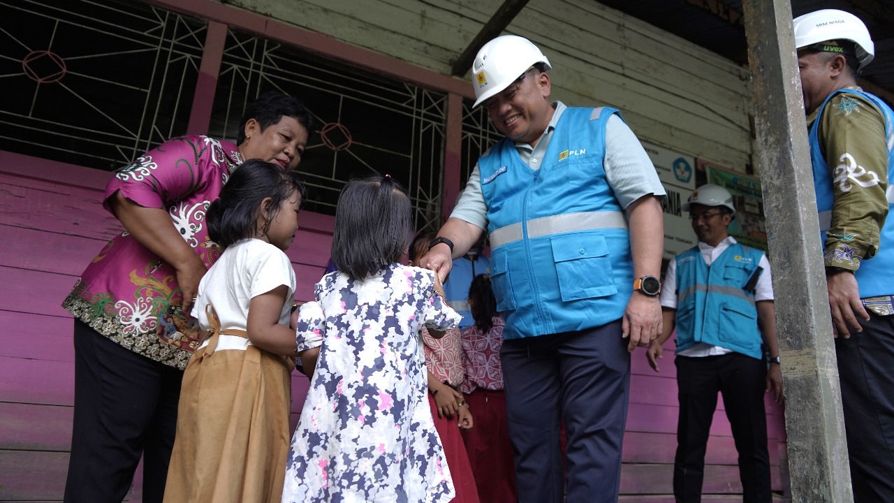 KUNJUNGAN:GM PLN UID Kalselteng, Iwan Soelistijono disambut Kepala Sekolah dan para siswa SDN Penda Barania 1 di Kecamatan Kahayan Tengah, Kabupaten Pulang Pisau, Kalteng.