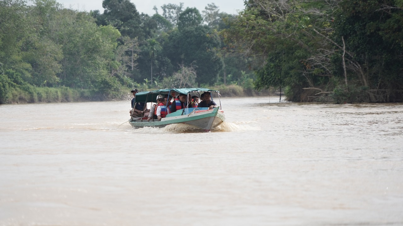JALUR SUNGAI:GM PLN UID Kalselteng, Iwan Soelistijono dan jajaran harus menyusuri Sungai Kahayan untuk mencapai lokasi SDN Penda Barania 1.