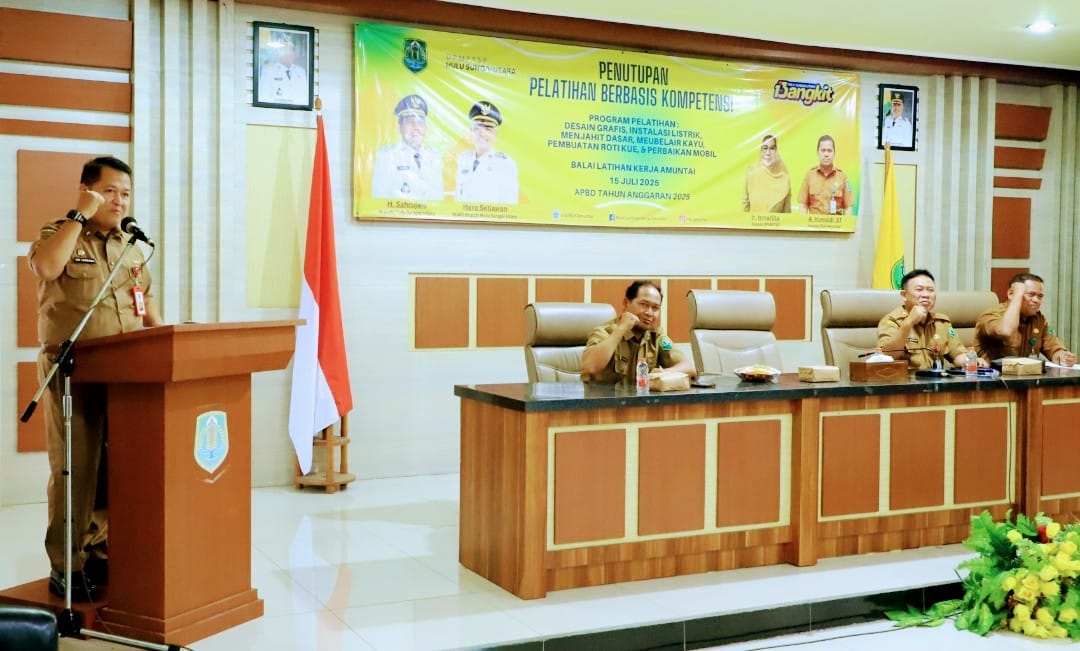 SEMANGAT:Sekda HSU, Adi Lesmana menutup pelatihan berbasis kompetensi yang diselenggarakan oleh BLK Amuntai di Aula Agung Setda HSU, Selasa (15/7/2025).