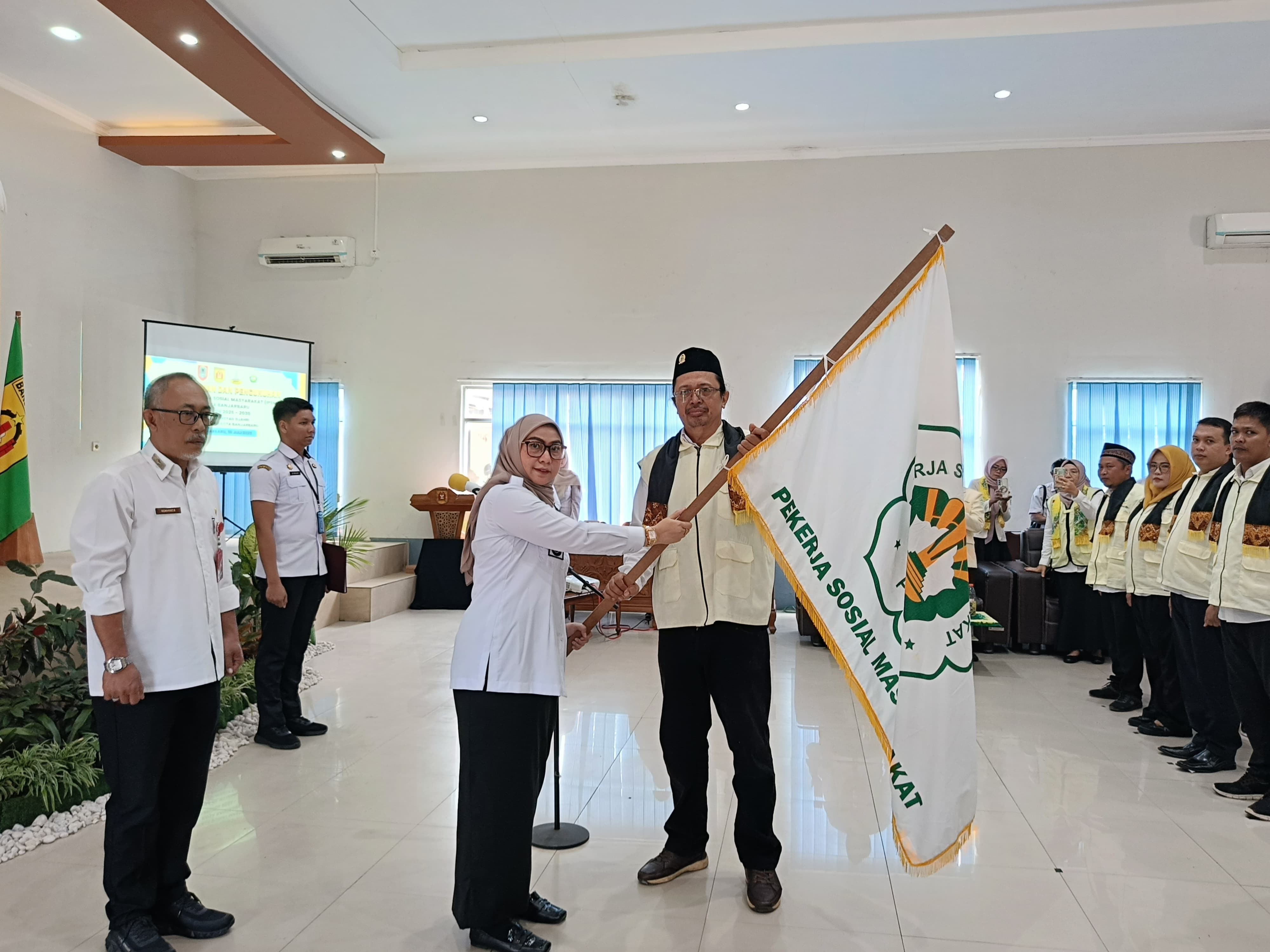 DILANTIK:Pengurus IPSM Banjarbaru resmi dilantik Wali Kota Banjarbaru Lisa Halaby di Aula KH Irsyad Djahri Dinsos Banjarbaru, Rabu (16/7/2025).(Foto:Sheila Farazela/Radar Banjarmasin)