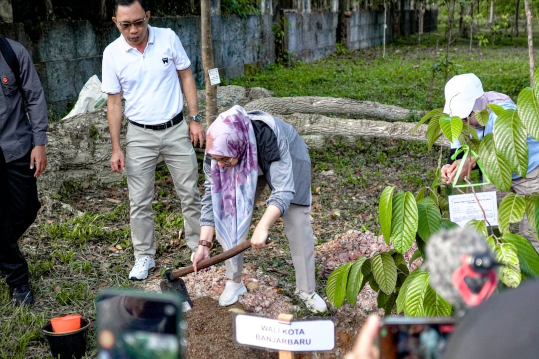 LESTARIKAN LINGKUNGAN:Wali Kota Banjarbaru, Erna Lisa Halaby menanam pohon di Taman Kehati Banjarbaru, Jumat (11/7/2025).(Foto:MC Banjarbaru untuk Radar Banjarmasin)