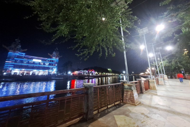 MENARA PANDANG: Kawasan wisata siring Sungai Martapura dipotret pada malam hari.