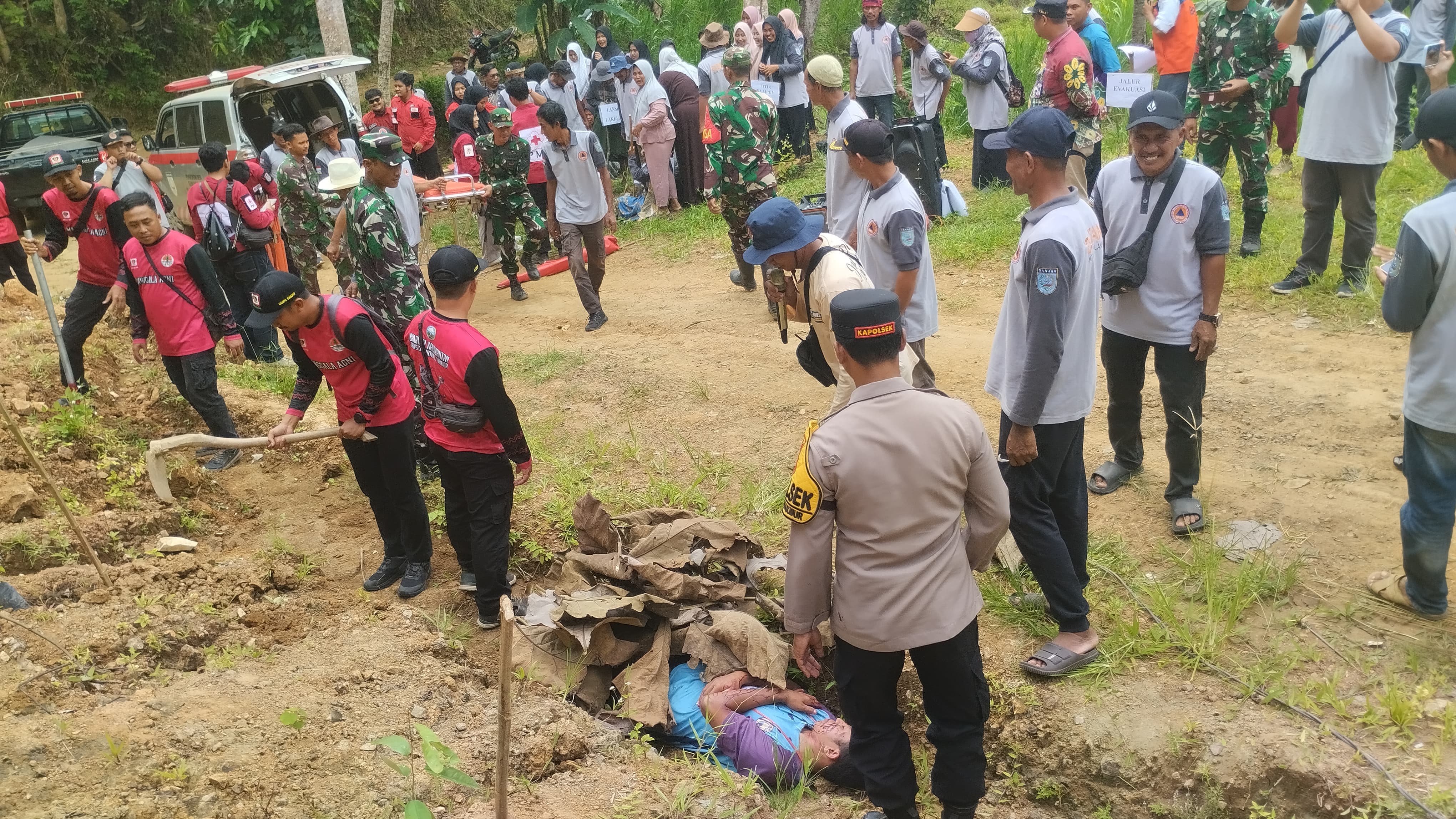 SIMULASI: Latihan evakuasi bencana longsor yang melibatkan lebih dari 100 peserta dari berbagai unsur di Desa Gunung Batu pada Kamis (10/7). (Foto: BPBD KABUPATEN BANJAR)