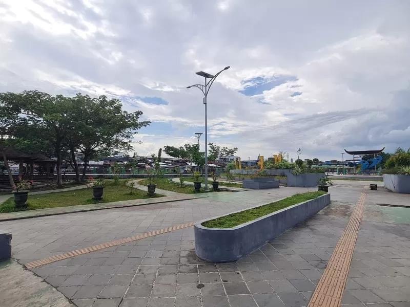Taman Kelayan di Banjarmasin Barat kerap dikeluhkan warga karena menjadi tempat ngelem, mabuk-mabukan, bahkan ngelem. (Endang/Radar Banjarmasin)