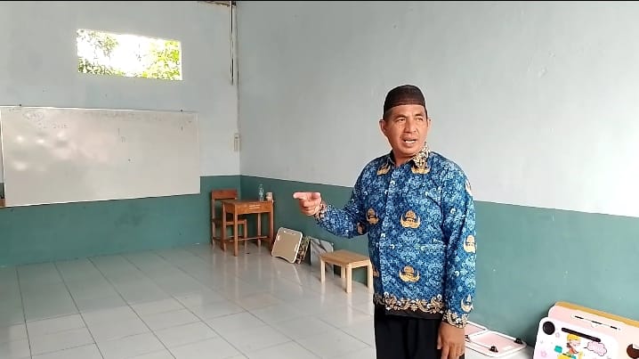 Inilah aula sekolah yang disekat dan dijadikan kelas darurat untuk siswa SDN 2 Landasan Ulin Utara di Banjarbaru. (Sheilla Farazela/Radar Banjarmasin)