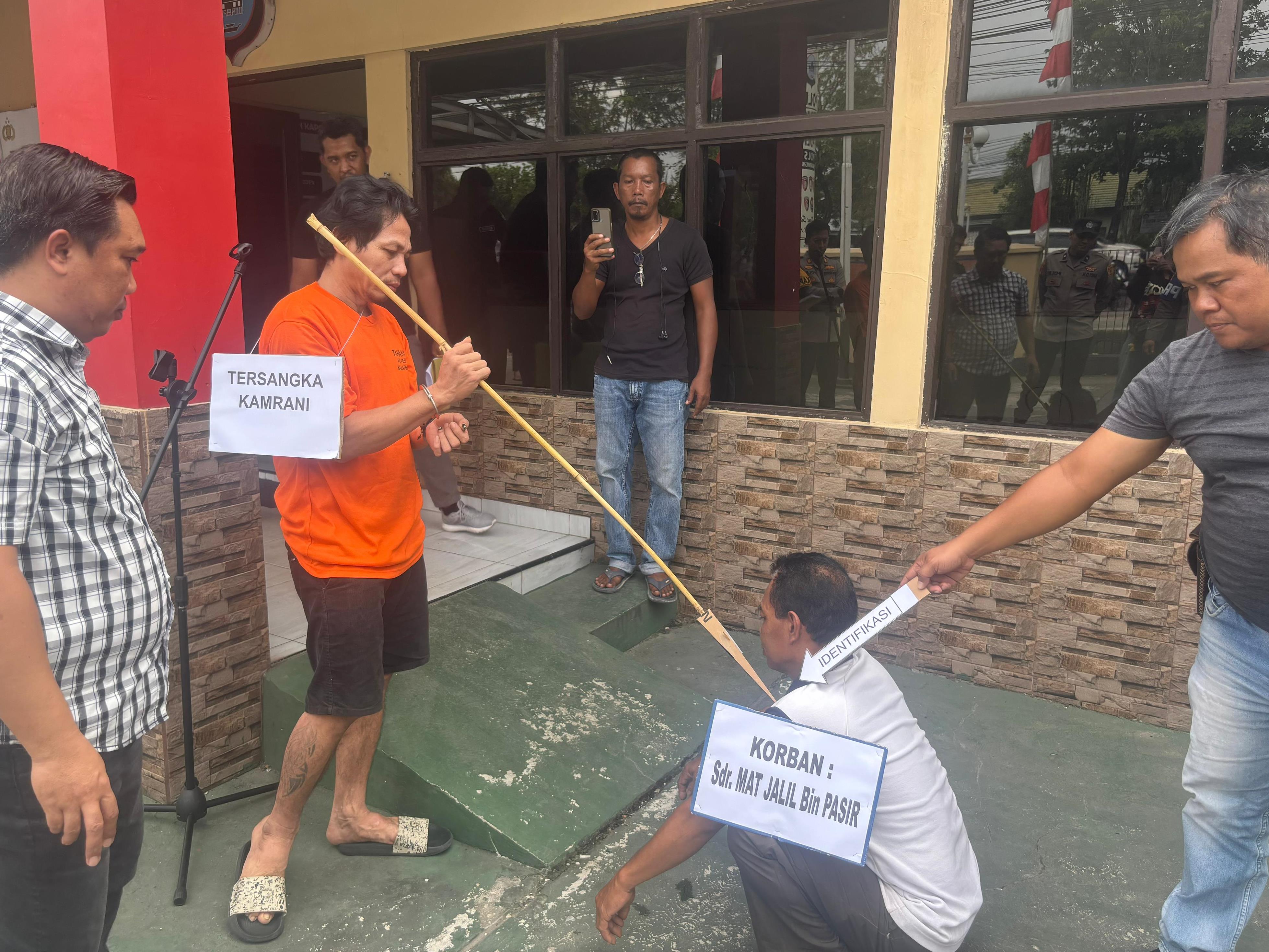 REKA ULANG: Tersangka Kamrani menunjukkan bagaimana ia menghabisi nyawa Mat Jalil.