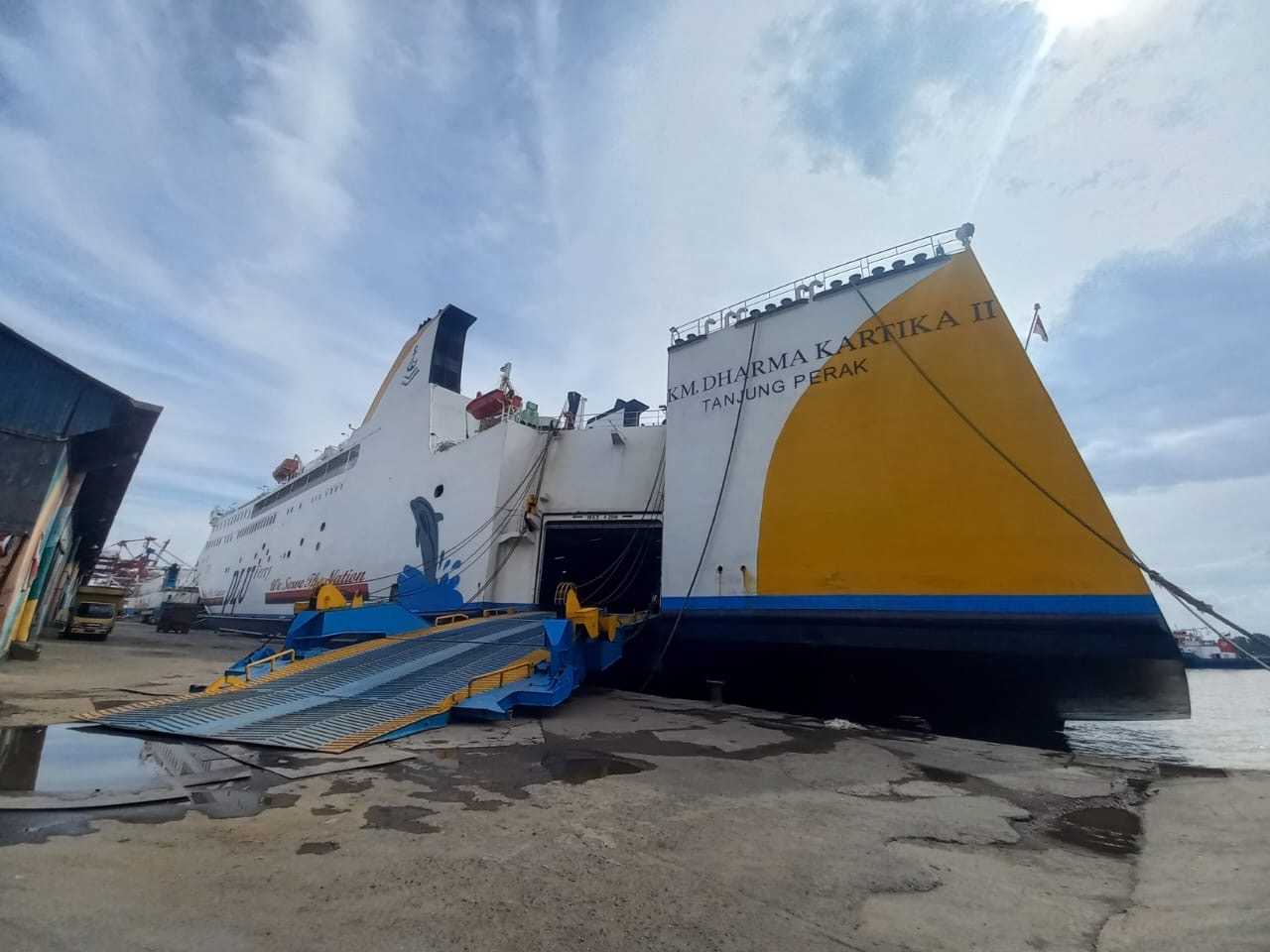 KM Dharma Kartika II bersandar di Dermaga Pelabuhan Trisakti Banjarmasin, Kamis (17/7) siang. (Riyad Dafhi Rizki/Radar Banjarmasin)