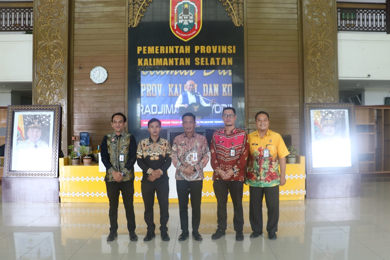 SELEKDA:Jajaran Kanwil Kemenkum Kalsel dan Biro Hukum Pemprov Kalsel berfoto bersama usai melakukan penilaian Selekda PJA 2025.(Foto:Kanwil Kemenkum Kalsel)