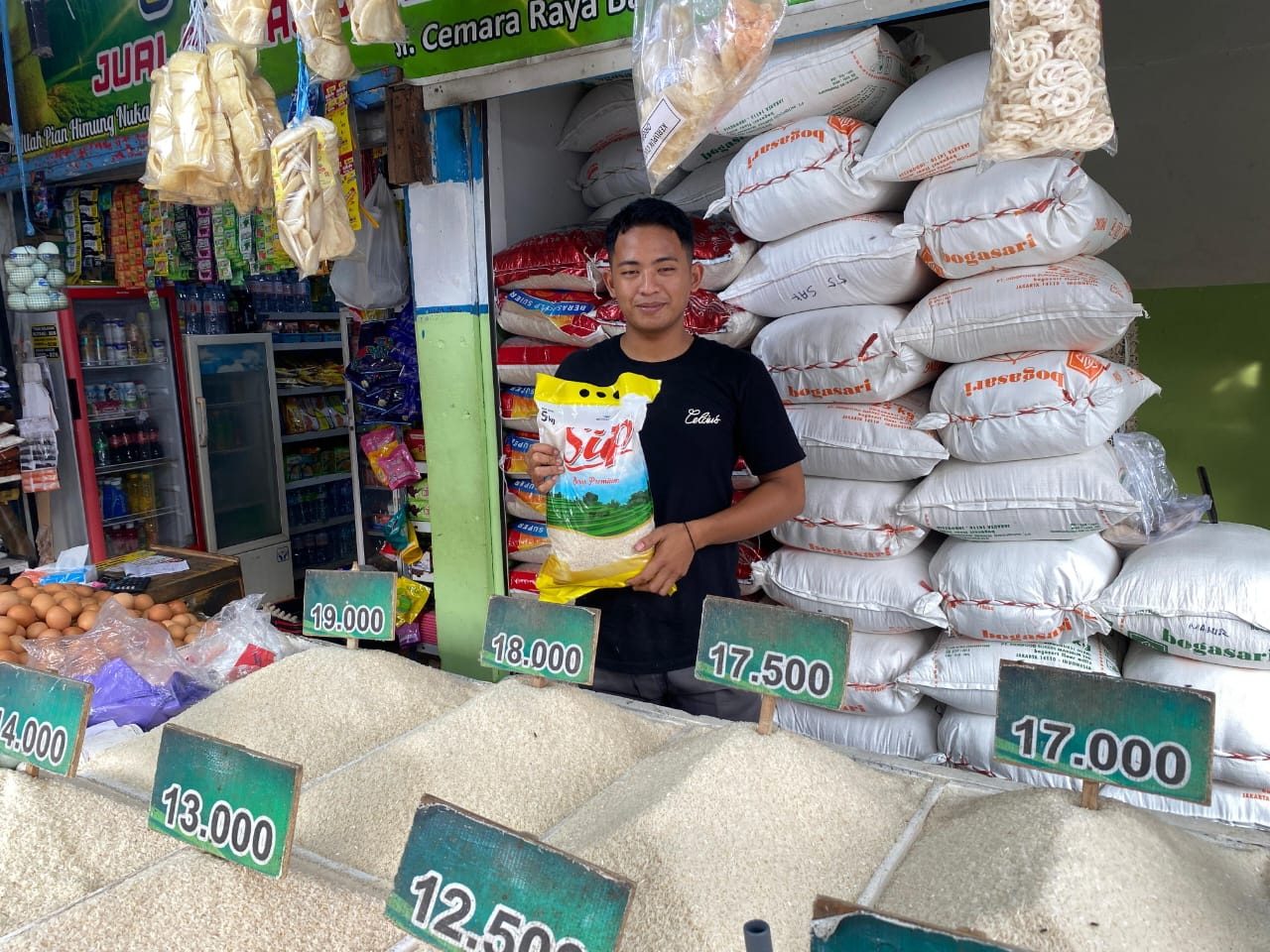 TIDAK LAKU: Pedagang sembako di Jalan Cemara Raya, Banjarmasin Utara, menunjukkan salah satu merek beras &ldquo;oplosan&rdquo;.