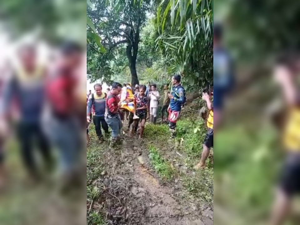 EVAKUASI : Petugas dari Damkar Sektor Kintap bersama pihak terkait melakukan evakuasi sorang karyawan perkebunan sawit yang terseret arus sungai. (Foto : Satpol PP dan Damkar Tala untuk Radar Banjarma