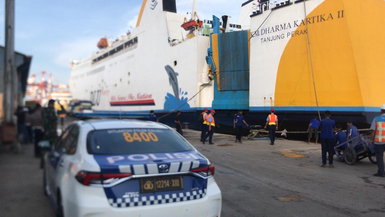 RUSAK:KM Dharma Kartika II mengalami kerusakan di bagian lambung usai bertabrakan dengan tongkang, Kamis (17/7/2025).(Foto:Relawan untuk Radar Banjarmasin)