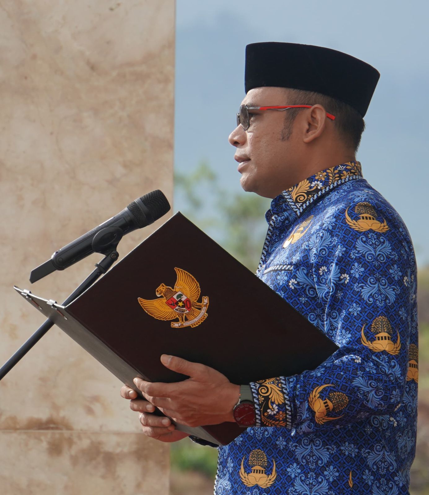 TEGAS:Wakil Bupati Kotabaru, Syairi Mukhlis memberikan pesan untuk ASN, Honorer, dan THL di Apel Hari Kesadaran Nasional, Kamis (17/7/2025).(Foto:Diskominfo Kotabaru)