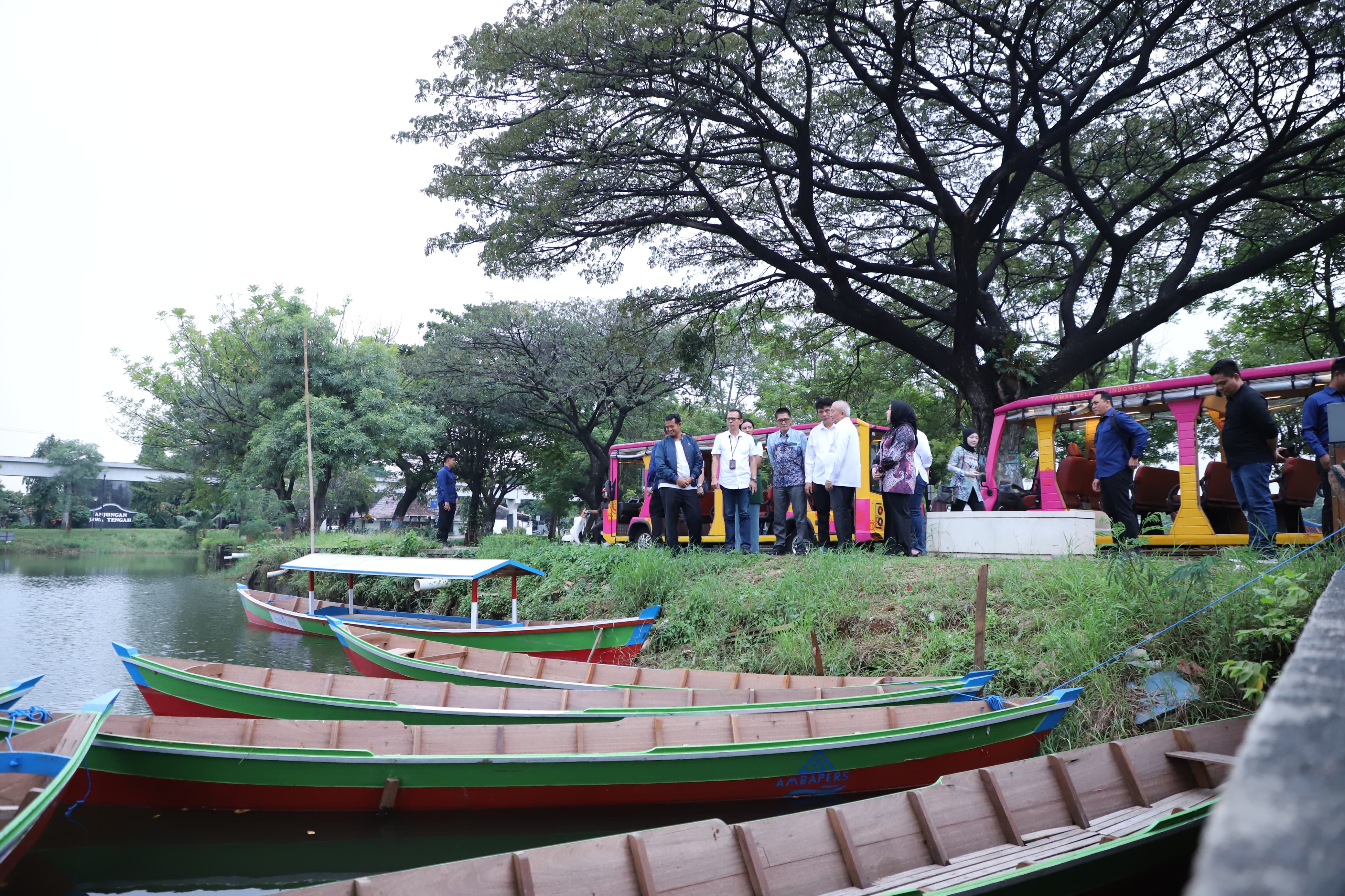 KHAS BANJAR:Gubernur Kalsel, H Muhidin meninjau lokasi yang akan dijadikan spot Pasar Terapung di Anjungan Kalsel di TMII Jakarta, Rabu (16/7/2025).(Foto:M Alfian)
