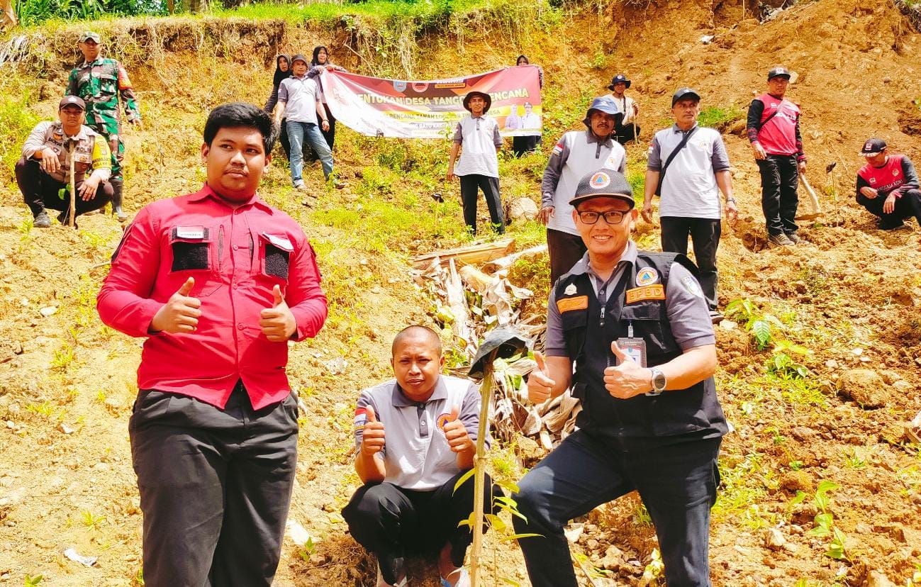 SELAMATKAN LAHAN: Plt Kalaksa BPBD Banjar, Yayan Daryanto bersama Warga dan relawan Destana menanam ratusan bibit pohon di lereng rawan longsor Desa Gunung Batu, Kamis (10/7). (Foto: BPBD KABUPATEN BA