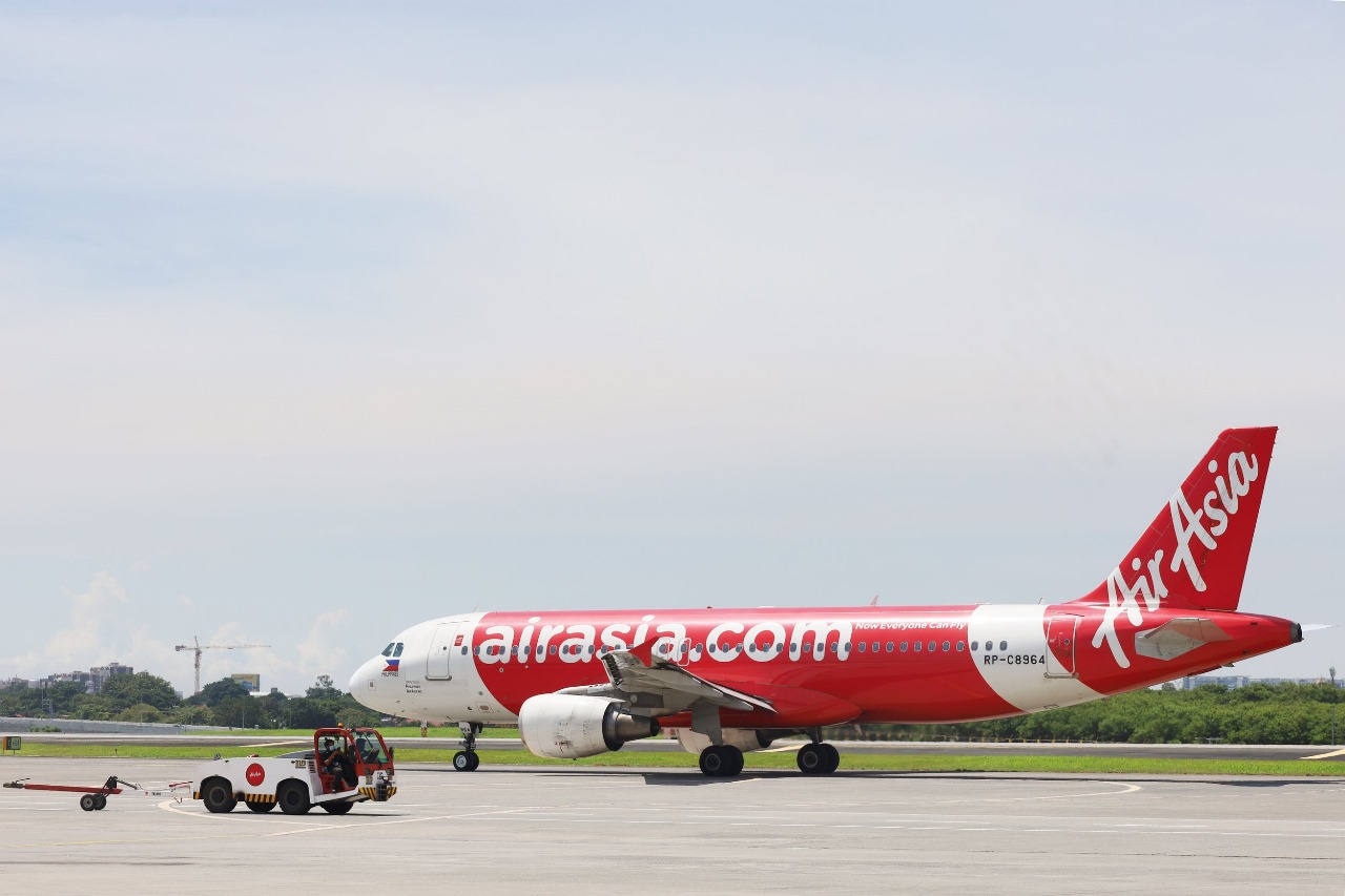 MENDARAT: Maskapai AirAsia dijawalkan melakukan penerbangan perdana rute internasional dari Banjarbaru-Kuala Lumpur. (Foto: AirAsia Newsroom)
