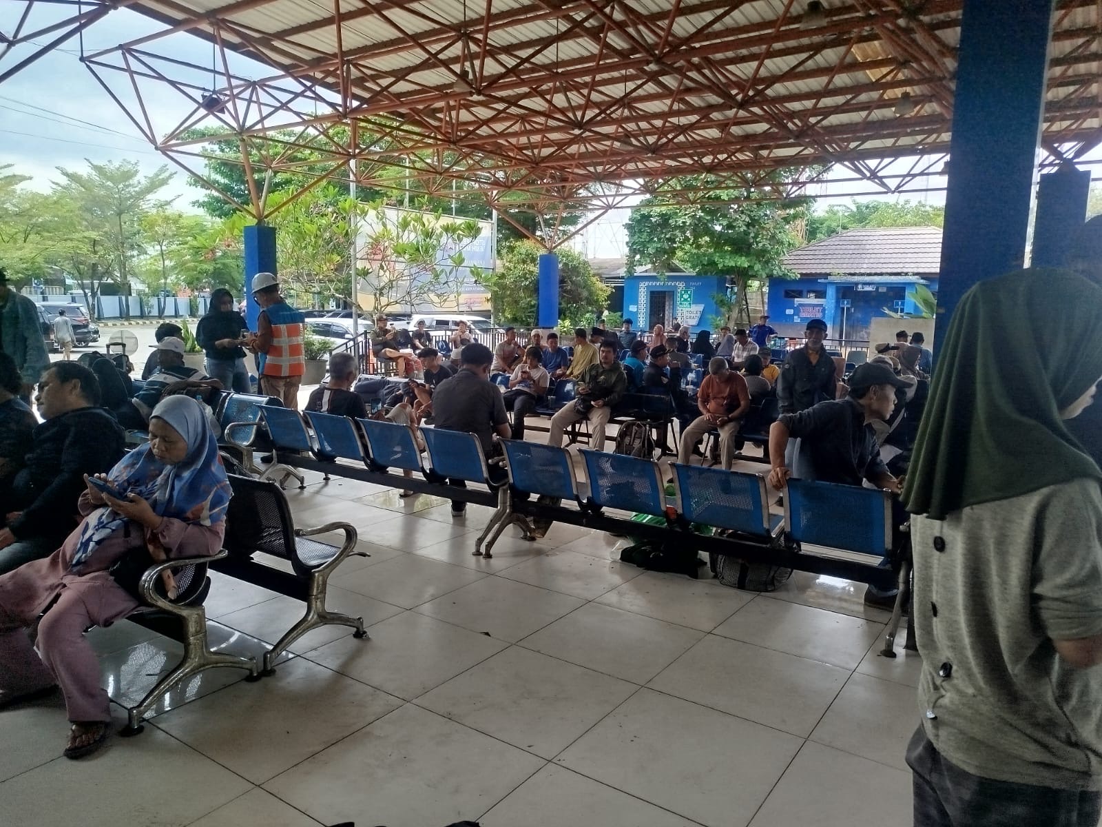 Ratusan calon penumpang menunggu di Pelabuhan Trisakti Banjarmasin. (Riyad Dafhi Rizki/Radar Banjarmasin)