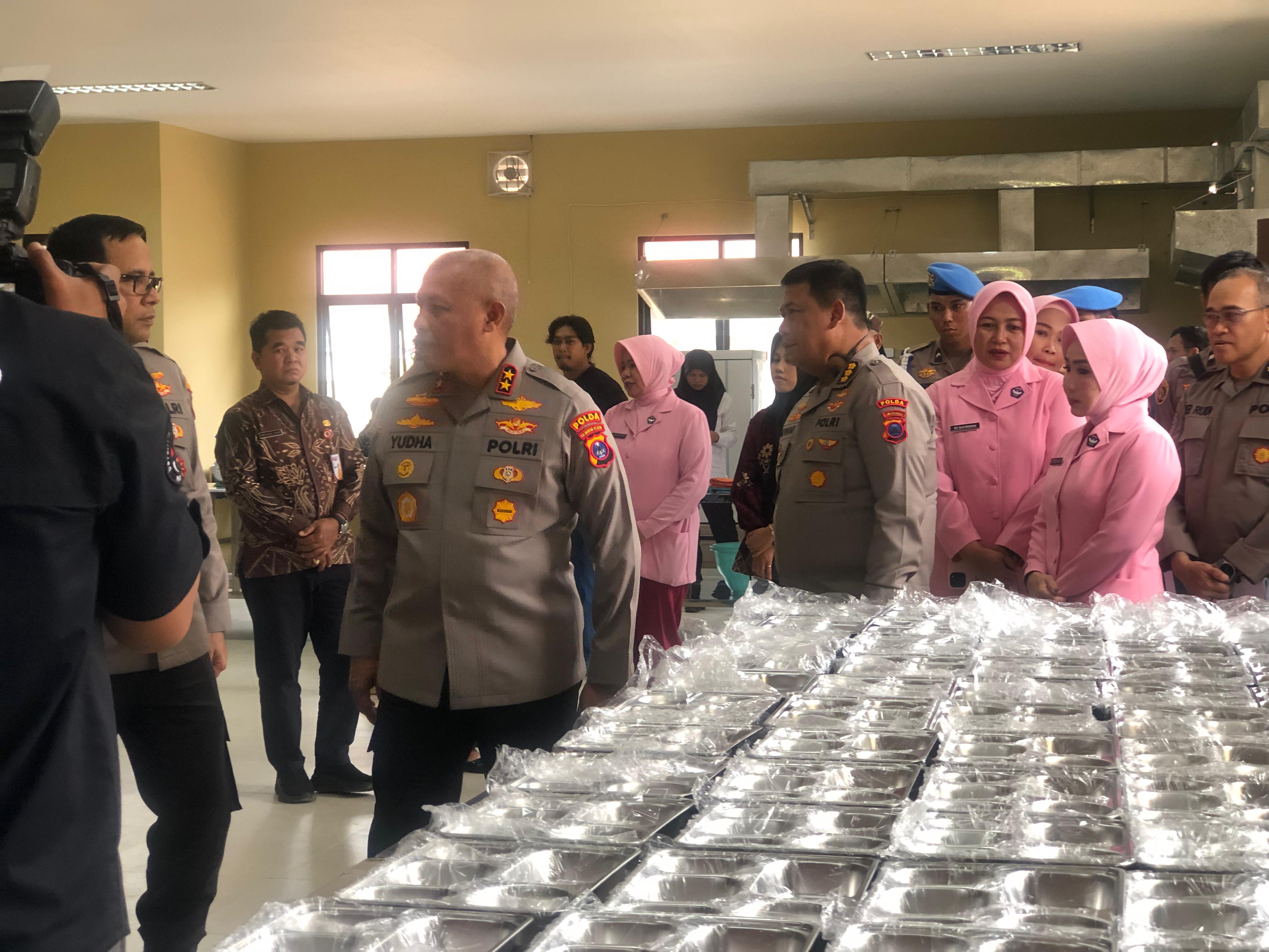Kapolda Kalsel Irjen Pol Rosyanto Yudha Hermawan saat meninjau SPPG Polda Kalsel usai diresmikan, Kamis (17/7/2025). (Sheilla Farazela/Radar Banjarmasin)&nbsp;