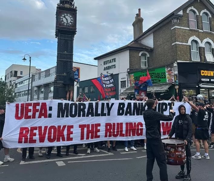 DEMO: Suporter Crystal Palace menggelar demo di jalanan London. Mereka menolak keputusan UEFA yang menurunkan klub dari kompetisi Liga Europa ke Liga Konferensi Eropa musim 2025/2026. (X/@BobbyManzi)