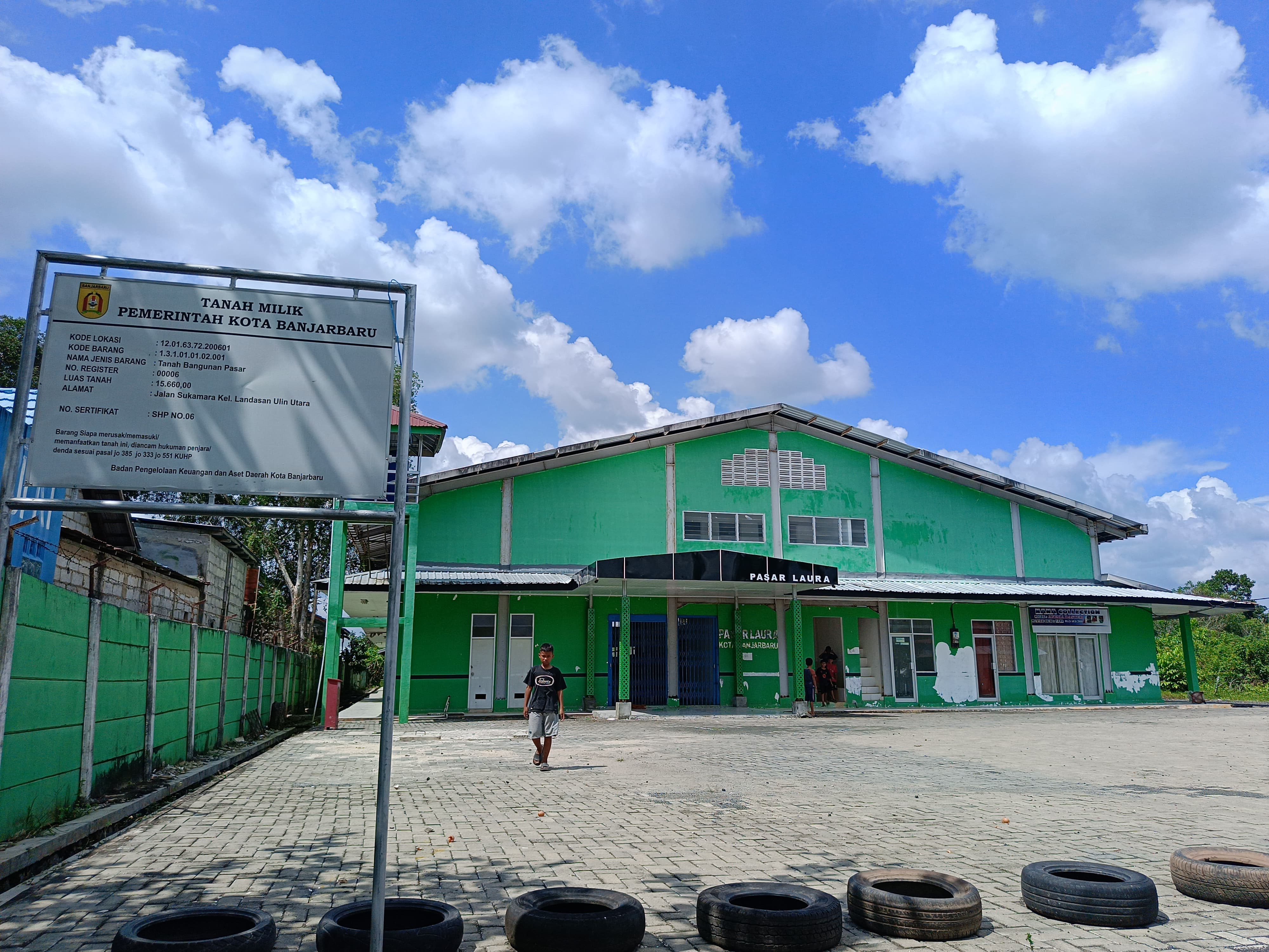 BERMASALAH: Bangunan Pasar Laura yang sedang diperiksa oleh Kejari Banjarbaru karena ada dugaan penyelewengan anggaran. (SHEILLA FARAZELA/RADAR BANJARMASIN)