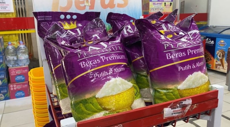 DIJUAL BEBAS: Sejumlah merek beras "oplosan" yang dijual di Banjarmasin.