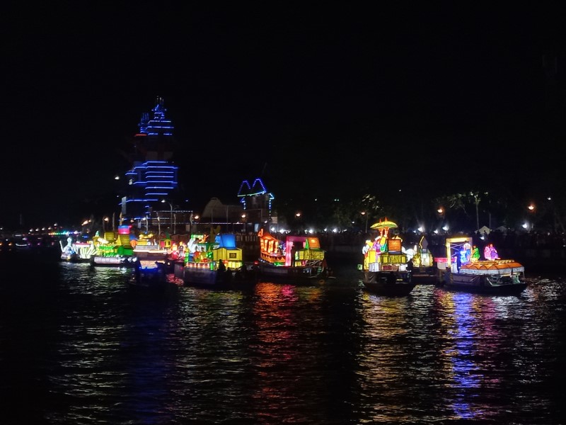 GEMERLAP: Festival perahu hias tanglong hilir mudik di Sungai Martapura, September 2024 lalu.