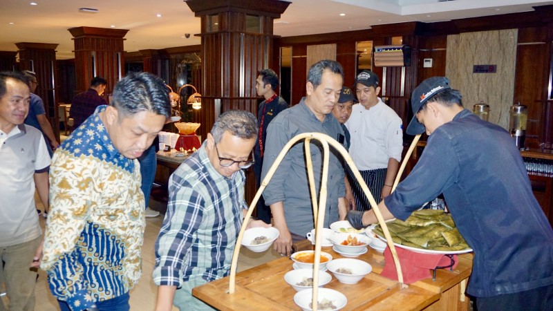 FAVORIT &ndash; Stand Coto Makassar paling banyak diminati disamping Ikan Woku khas Manado.