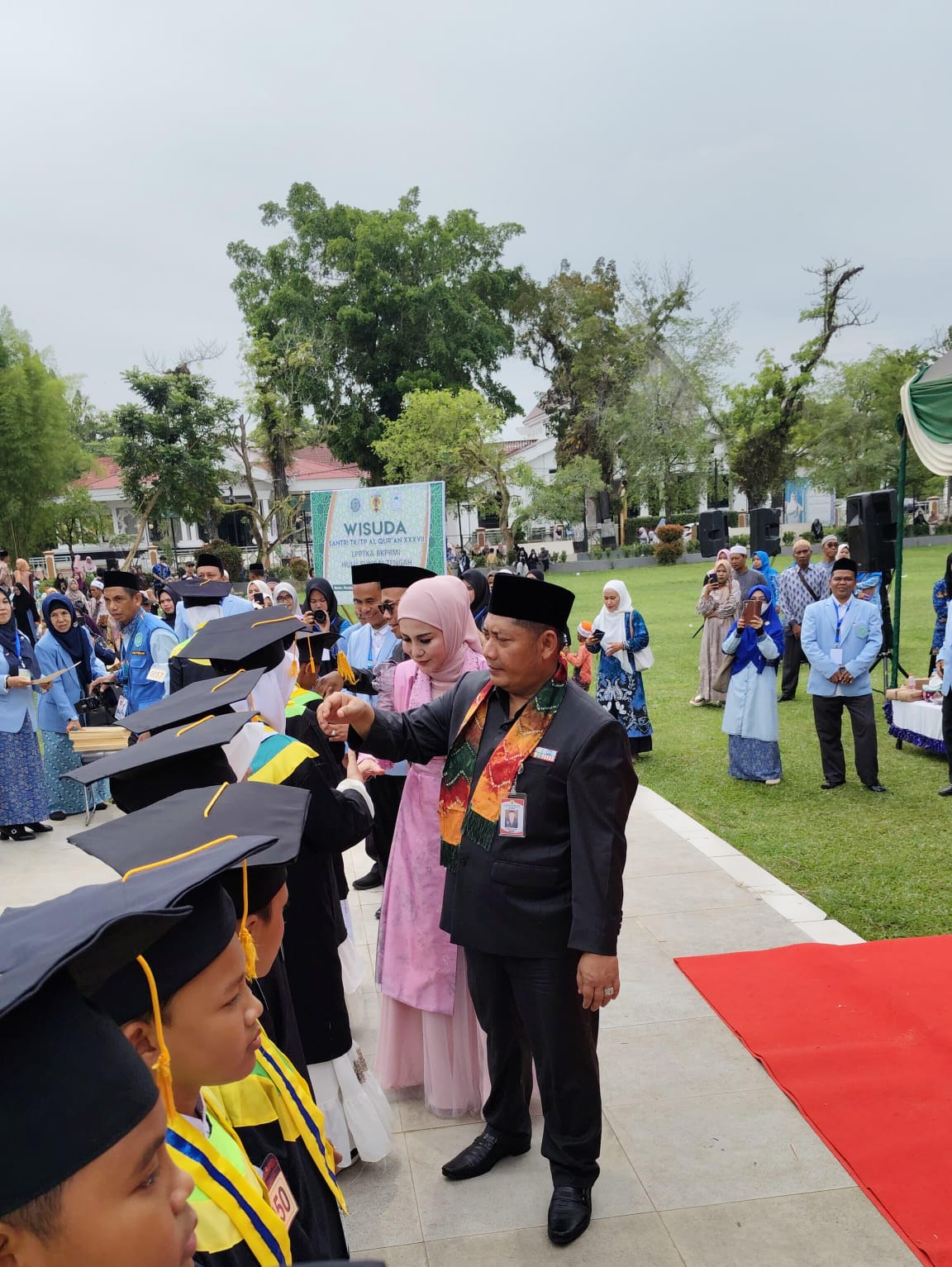 KHATAM:1.668 santri dari 11 kecamatan di HST mengikuti Wisuda TK/TPA Al-Qur&rsquo;an ke-36 yang digelar BKPRMI di RTH Dwi Warna Barabai, Kamis (17/7/2025).