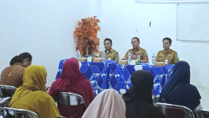 PROGRAM:Kepala Diskumdagri Hamaludin Taher bersama peserta pelatihan UMKM di Aula Guest House Sunrise, Simpang Empat, Senin (14/7/2025).