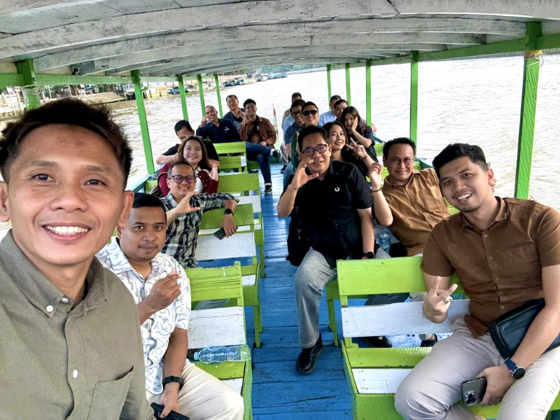 SUSUR SUNGAI &ndash; Tuan rumah menyediakan fasilitas kapal klotok untuk melihat keindahan sungai Martapura.