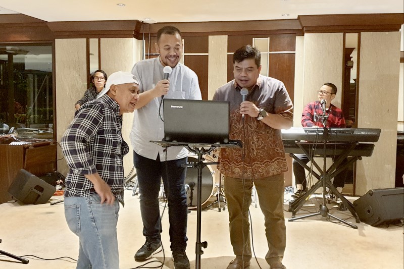 TRIO &ndash; (ki-ka) Trio Kakanwil Ditjen Imigrasi Kalsel Yan Welly Wiguna, Direktur Tiki Oki Sendy Saputra dan Kaset Bawaslu Kalsel Teuku Dahsya Kusuma membawakan sejumlah lagu.