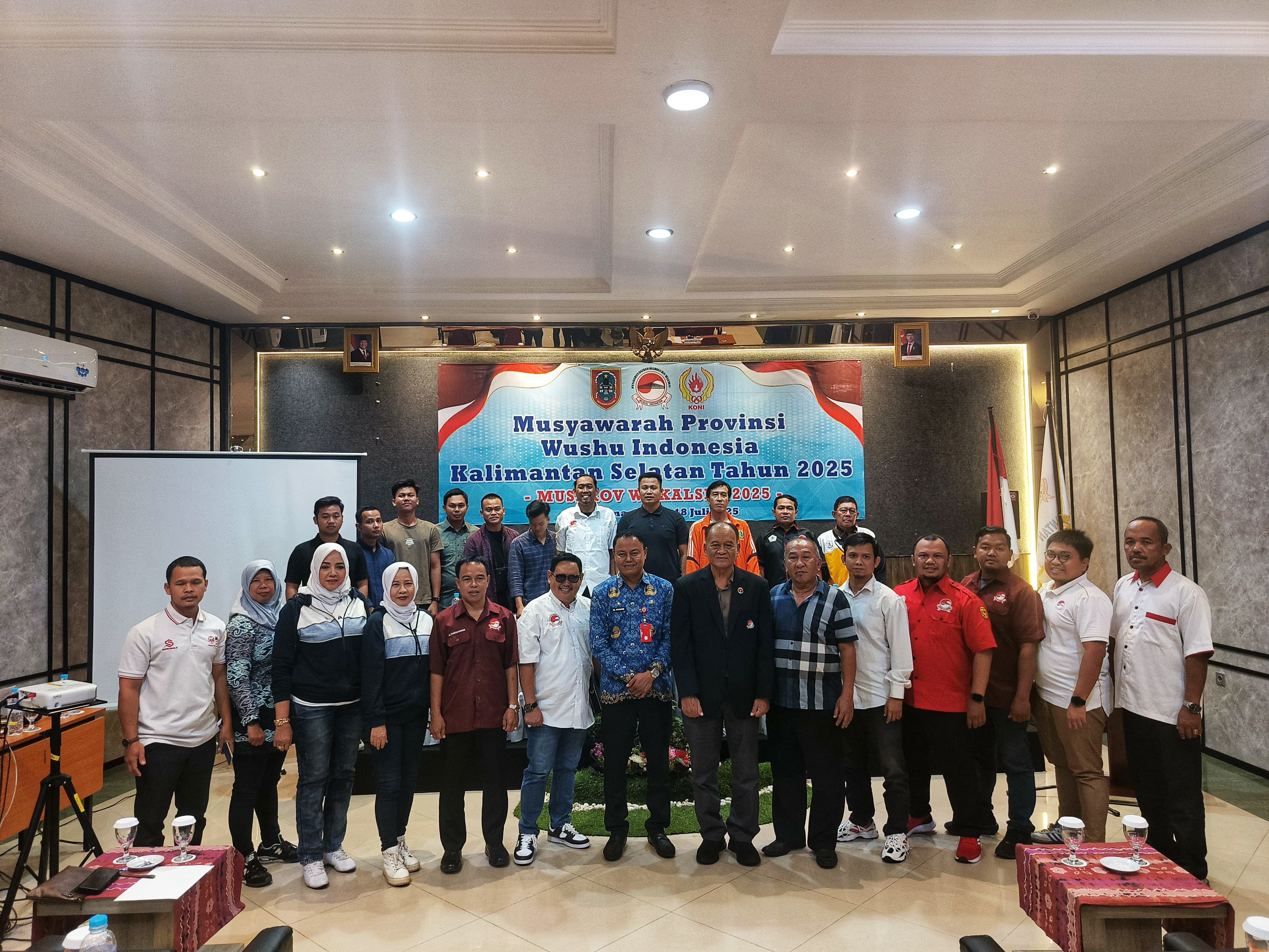 FOTO BERSAMA: Peserta Musprov Wushu Indonesia Kalsel usai penetapan H. Rahmat Trianto sebagai Ketua Umum masa bakti 2025&ndash;2029 di Banjarmasin, Kamis (17/7/2025).
