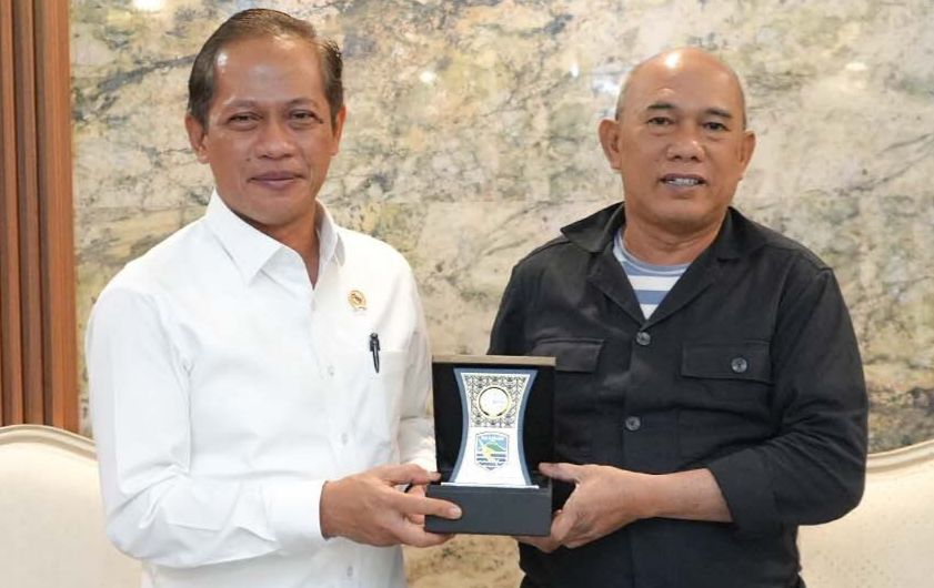 AUDIENSI: Menteri Lingkungan Hidup dan Kehutanan RI,  Hanif Faisol Nurofiq mendapatkan kenang kenangan dari Bupati Kotabaru H Muhammad Rusli.