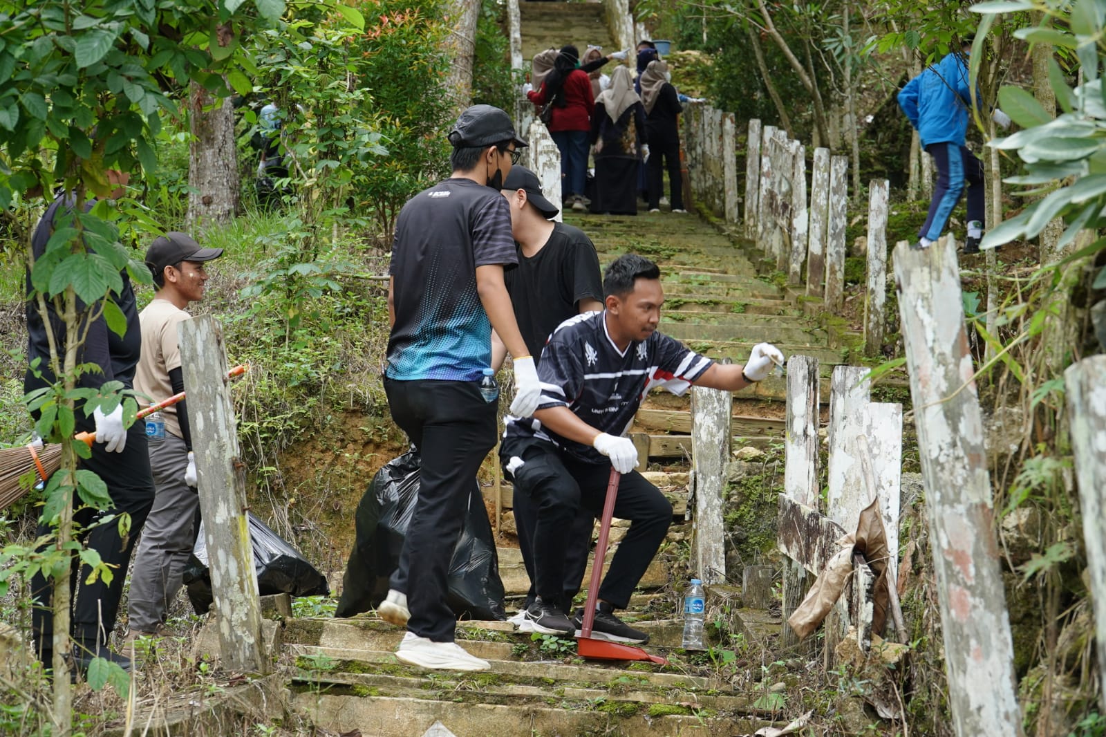 AKSI BERSIH: Seratus orang melakukan aksi bersih-bersih di Wisata Pagat Batu Benawa.