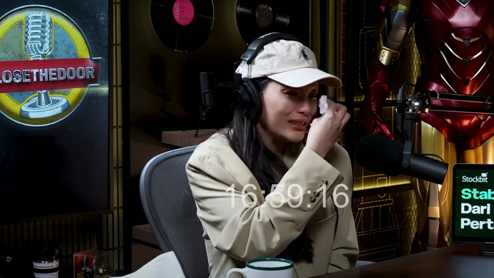 MENANGIS: Erika Carlina tak kuasa menahan air mata saat menceritakan kisah kehamilannya yang sudah memasuki usia sembilan bulan tanpa sosok suami.