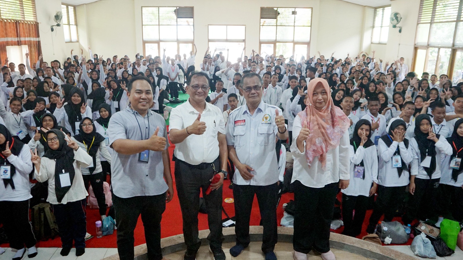 MOMEN: Ratusan siswa antusias mengikuti kegiatan DMS bersama narasumber di Aula SMKN1 Banjarbaru, penuh semangat dan kebersamaan.