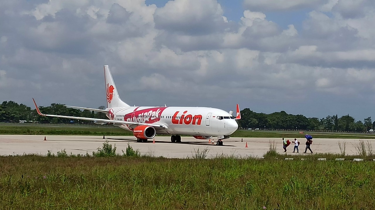 BANDARA: Landasan pacu Bandara Syamsudin Noor harus diperpanjang untuk menunjang status bandara internasional. Tapi, ada syarat target 5 juta penumpang yang harus dicapai.
