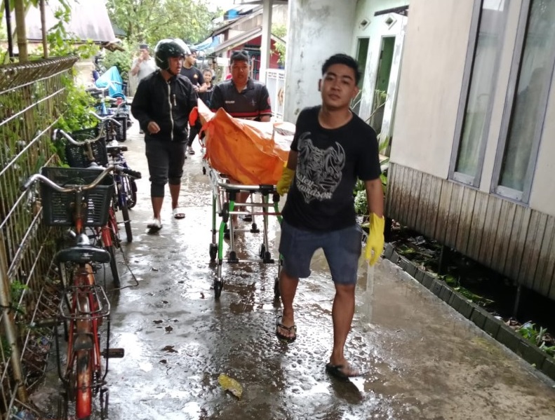 Jenazah Misran tergantung di rumahnya di Tatah Selek, Banjarmasin Selatan, pada Kamis (17/7) sore.