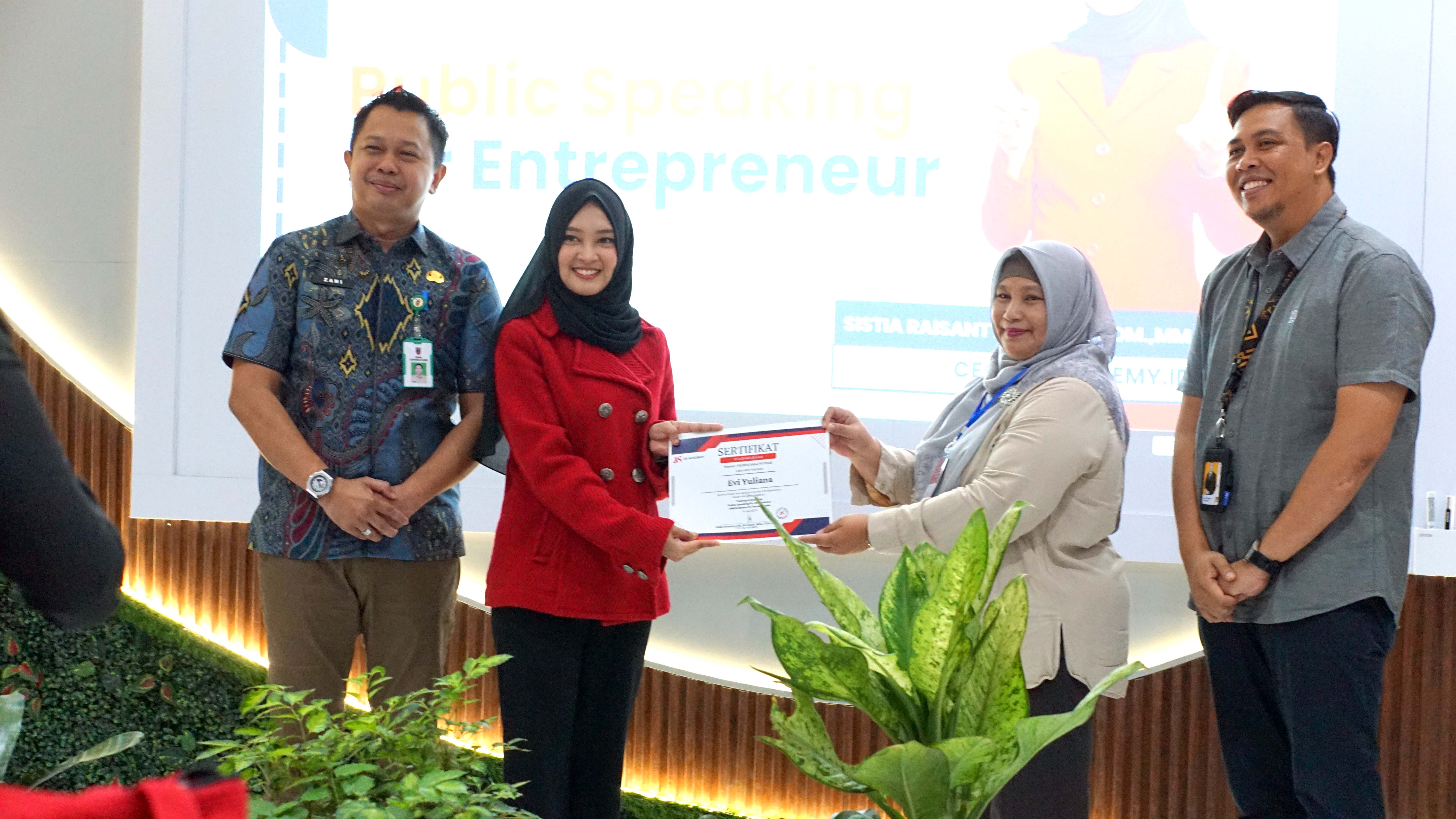 SERTIFIKAT: Perwakilan peserta UMKM menerima sertfikat dari CEO AS Academy ID.