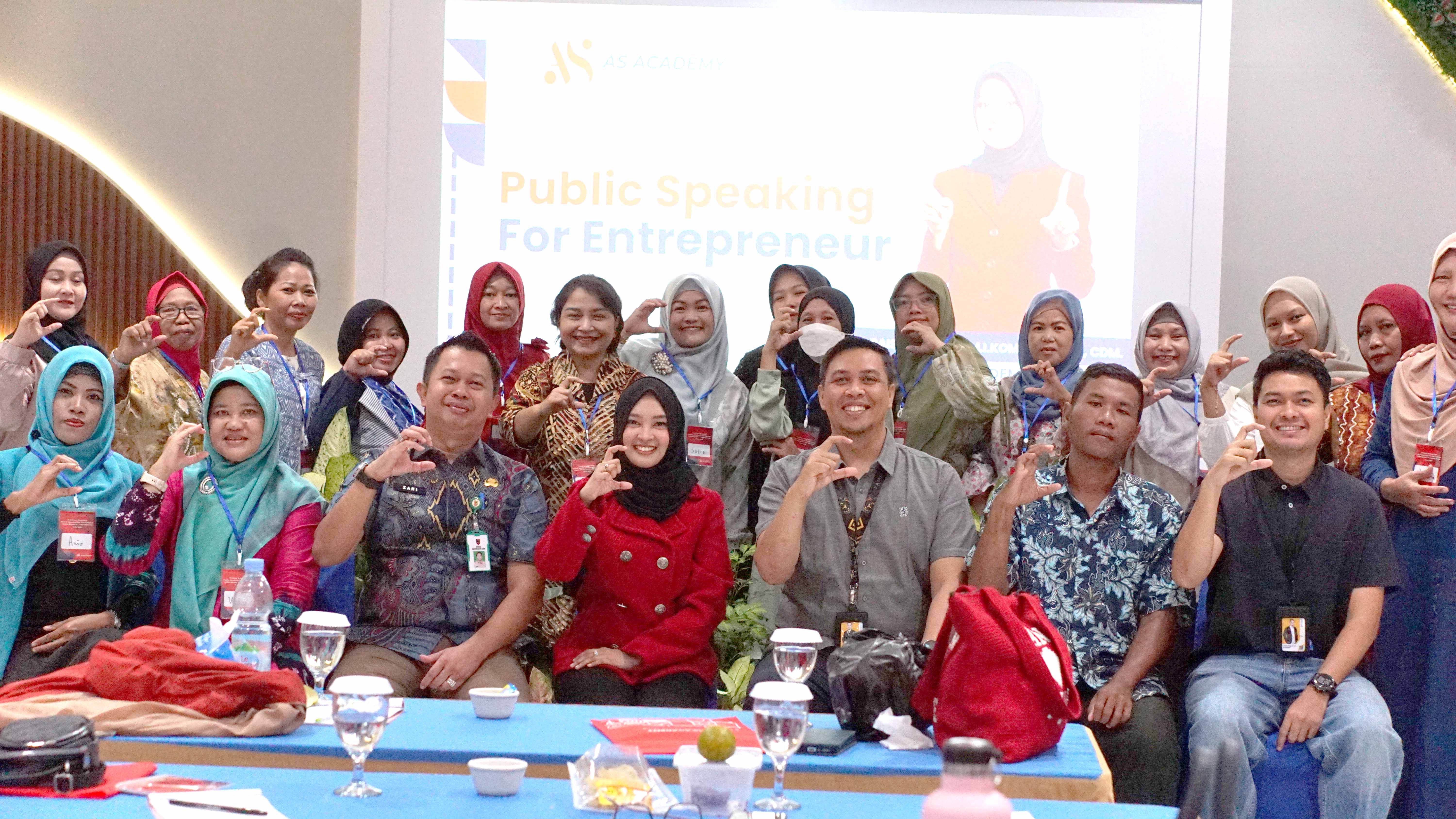 MOMEN: Head of BBSO PT PAMA, Arif Cahyadi, Dinas Koperasi dan UKM Kalsel, As Academy ID, dan peserta UMKM.