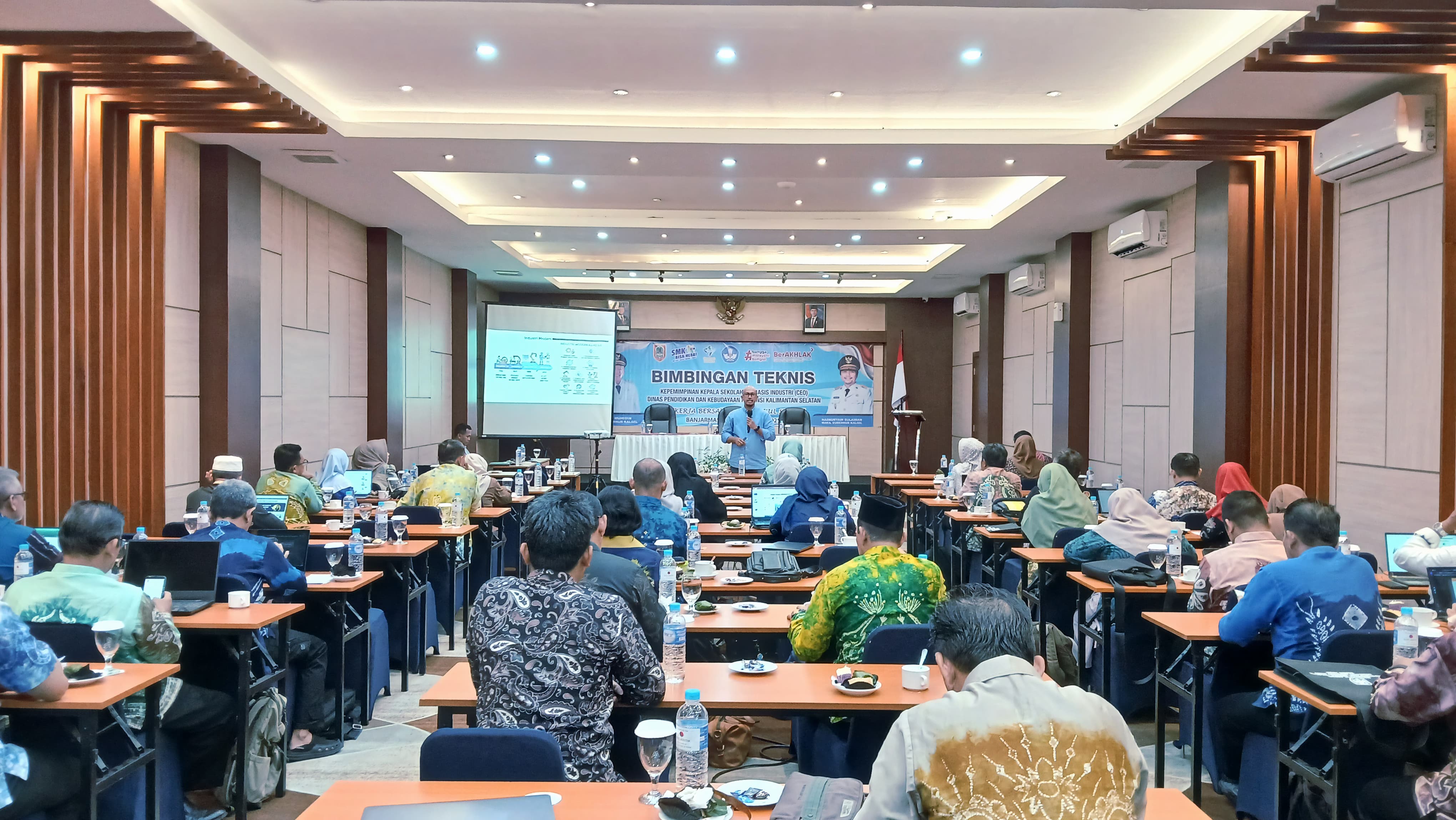 NARASUMBER: Muhammad Umar Sun dari PT Patria Maritim Perkasa memaparkan strategi menyelaraskan budaya sekolah dengan dunia industri.