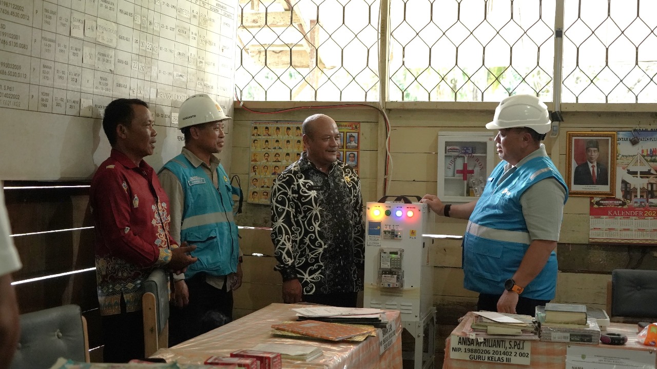 PROSEDUR:GM PLN UID Kalselteng, Iwan Soelistijono menjelaskan cara penggunaan SuperSUN kepada para staff pengajar di SD Negeri Penda Barania 1.(Foto-foto:PLN UID Kalselteng)