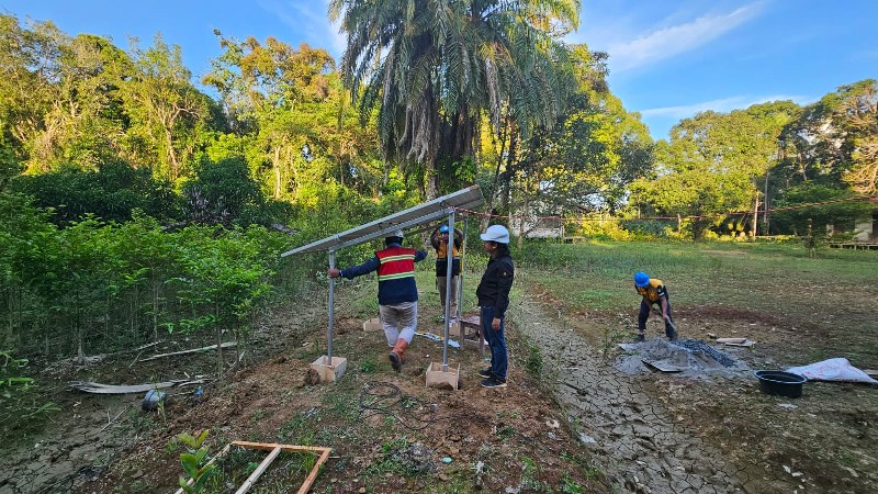 DAYA LISTRIK:Proses pemasangan SuperSUN dengan kapasitas daya setara 1.300 kVA oleh petugas PLN di SDN Penda Barania 1.
