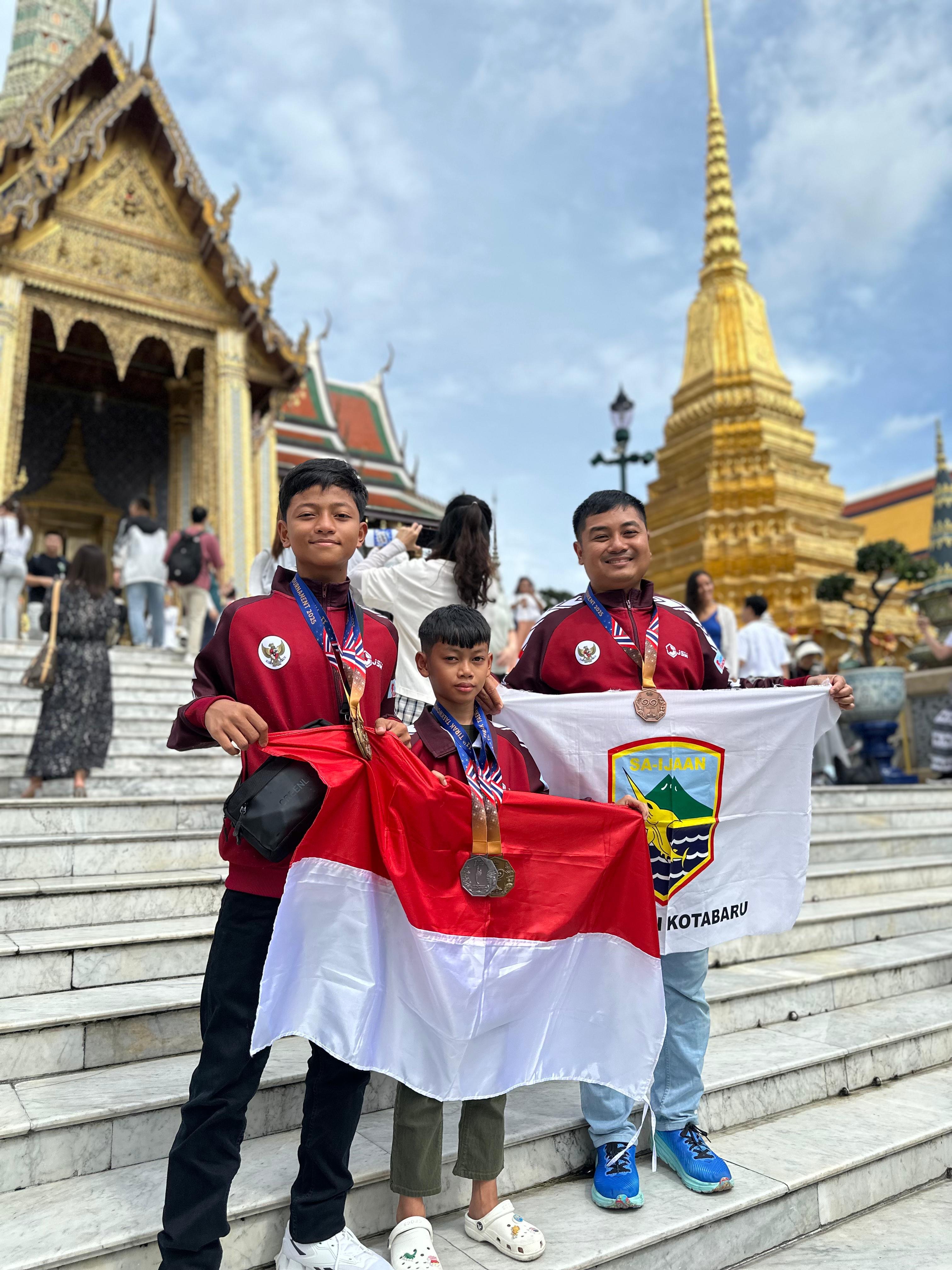 Sabeum Nim Tahta, Alden Mikael Syaf, dan Caesar bersama medali yang diraih di Tirak International Taekwondo Bangkok, Thailand. (Tahta untuk Radar Banjarmasin)