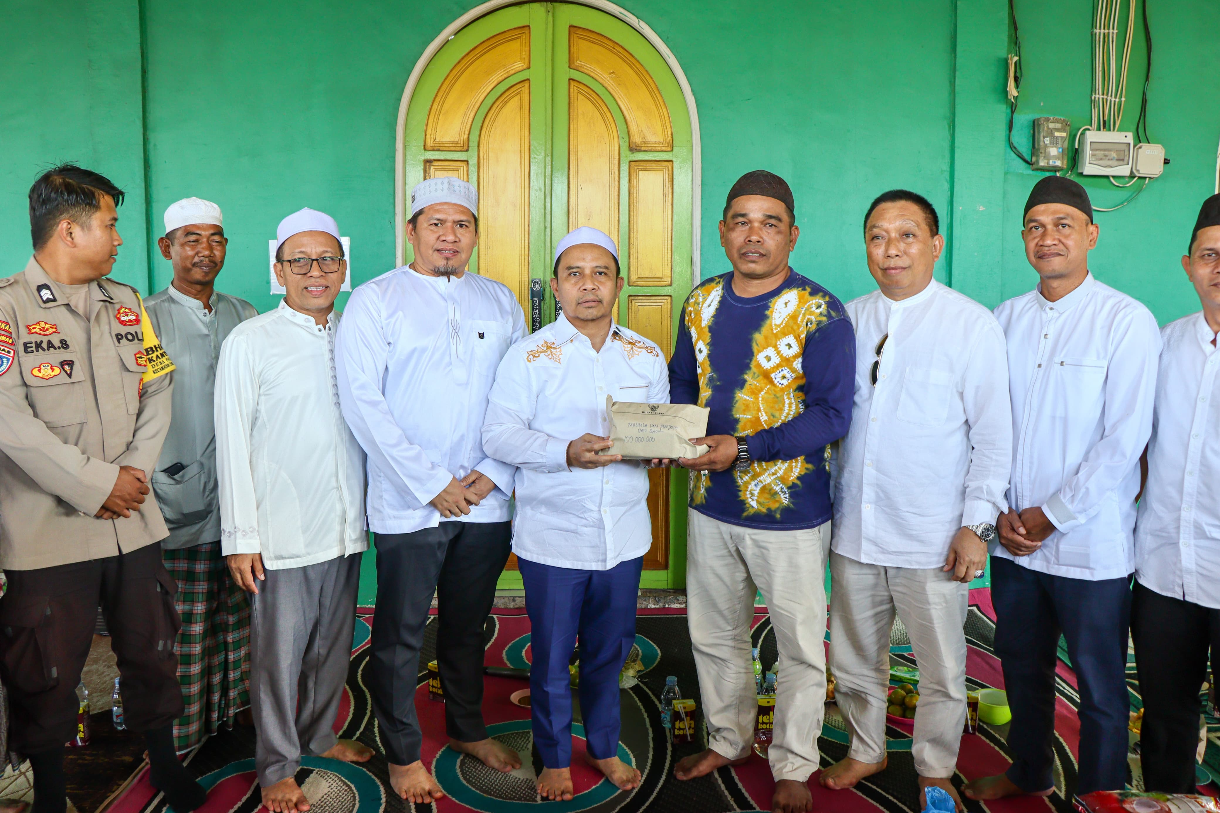 PANTAU: Bupati Tapin H Yamani menyerahkan bantuan ke korban kebakaran di area Makam Datu Qabul Desa Baulin Kecamatan Candi Laras Selatan.