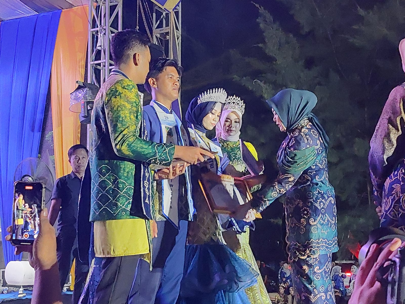 MEMBANGGAKAN: Ketua TP-PKK Tala Hj Dian Cahyani Rahmat Trianto ketika menobatkan Marwa Raihany sebagai Putri Pariwisata Tala 2025. (Foto: Norsalim Yahya/Radar Banjarmasin)