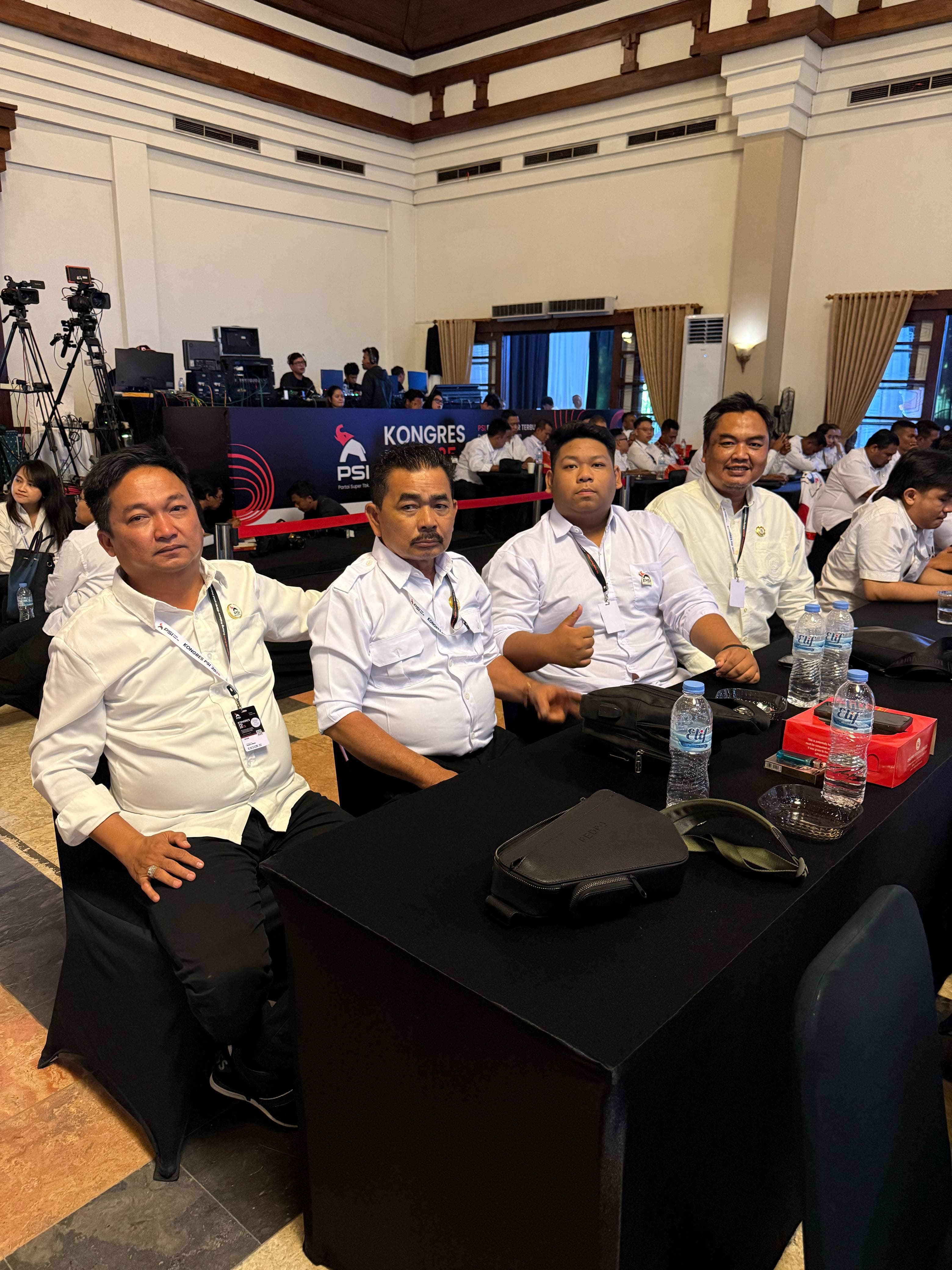 HADIR: Ketua DPD PSI Banjarbaru Ismail atau Bro Wong (pojok kiri) bersama Ketua DPD PSI lainnya saat menghadiri Pemilu Raya 2025 di Solo. (ISMAIL UNTUK RADAR BANJARMASIN)