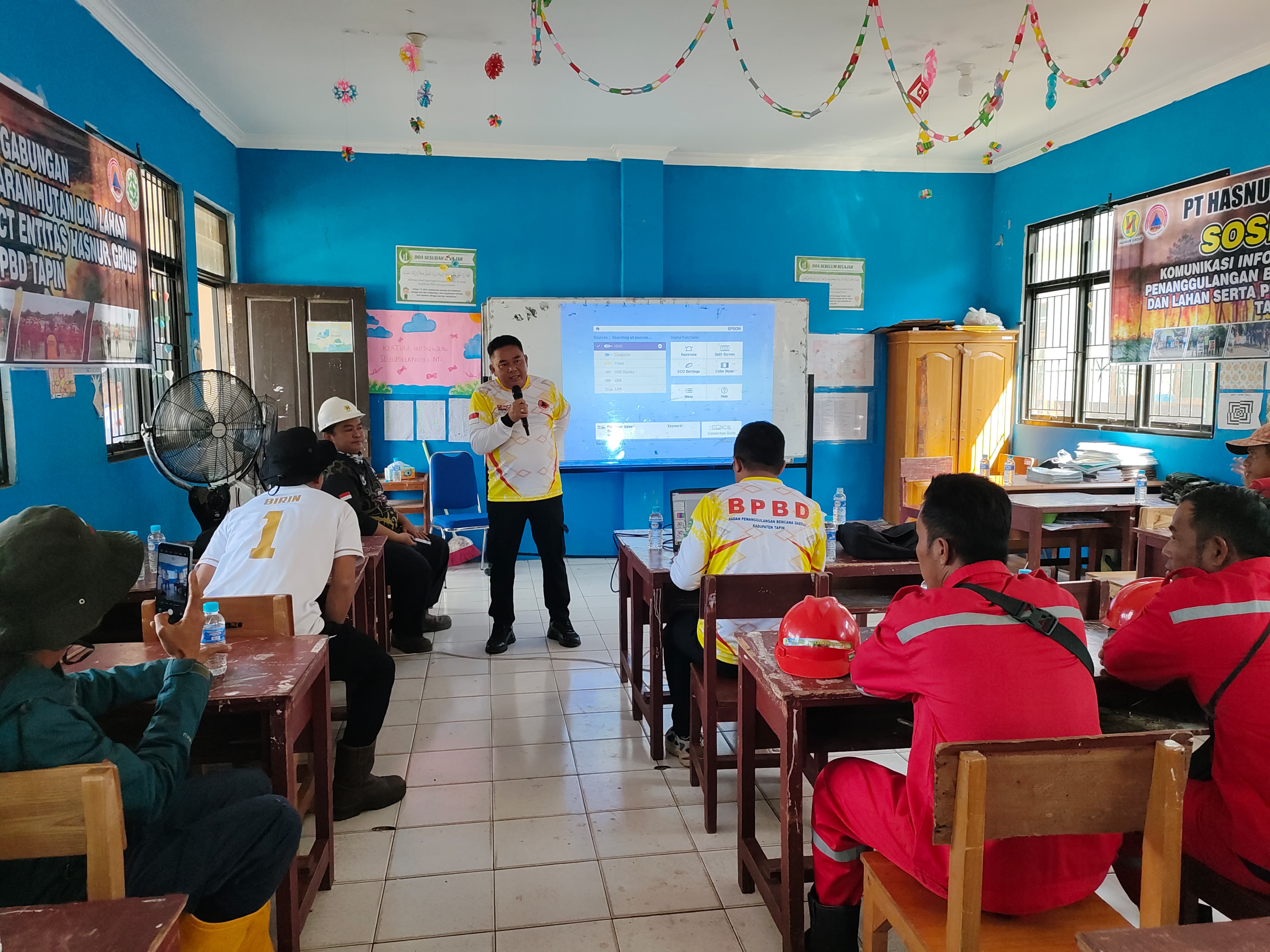 SOSIALISASI: Kabid Darlog BPBD Tapin, Achmad Syofyan memberikan materi di sosialisasi. Foto BPBD Tapin for Radar Banjarmasin