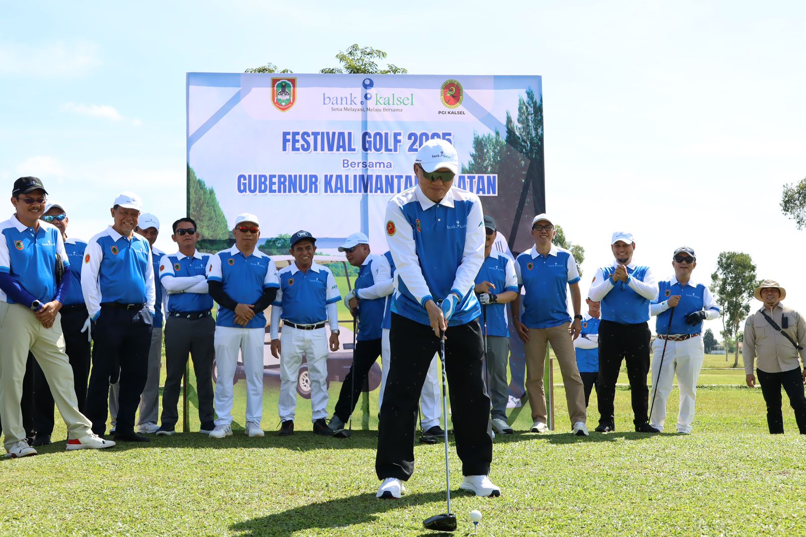 PEMBUKAAN: Gubernur Kalsel H. Muhidin bersama Forkopimda, kepala daerah, dan peserta Festival Golf 2025 berfoto bersama di Lapangan Swargaloka Golf, Banjarbaru, usai pembukaan kegiatan dalam rangka Ha
